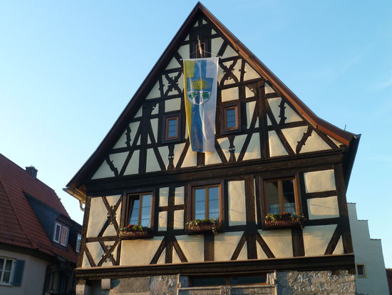 Die Flaggen zeigen die Kirchweih an