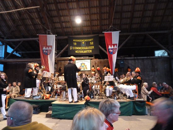 im Festzelt spielt die Musik bei unserer Ankunft rheinische Karnevalslieder - uns das für uns Karnevalsmuffel