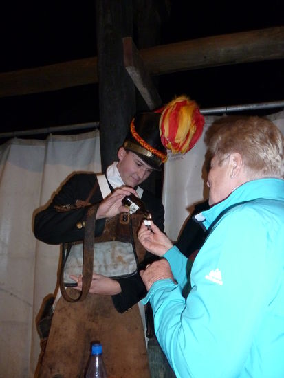 Der Hammeltanzgewinner bekommt einen Hammel und muß die gesamte 'Hammel-Gemeinde' bewirten. Er fängt zumindest sofort damit an, Hofmannstropfen auf Zucker zu verteilen (damit man den Alkohol besser verträgt?!) Ich habe das Gefühl, als wenn ich mit Äther betäubt würde. Kein Wunder: meine Recherche ergibt 3/4 Äthanol und 1/4 Äther als Zusammensetzung