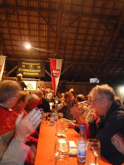 Mit fortschreitendem Abend wird die Musik etwas schriller und die Mißtöne häufen sich. Es ist halt ein großes Gaudi! Bevor es jedoch zu wild wird, verziehen wir uns.