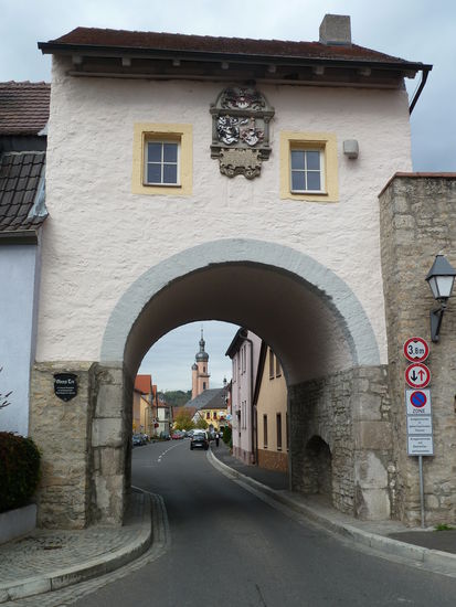 das Obere Tor wurde 1542 mit den Wappen der drei Ortsherrschaften erbaut - das obere Geschoß wurde jedoch 1876 abgetragen