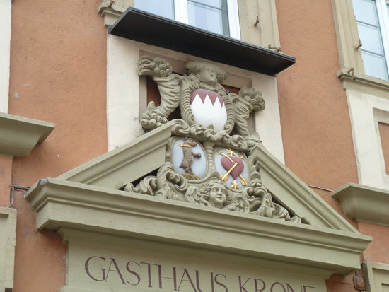 das Allianzwappen über dem Eingang