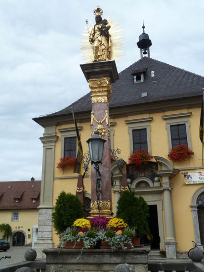 Rathaus mit Mariensäule