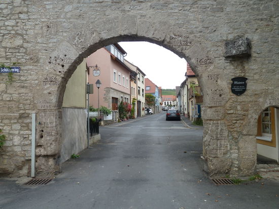 hier die Wassermarken - 1784 war das Tor fast vollständig zu