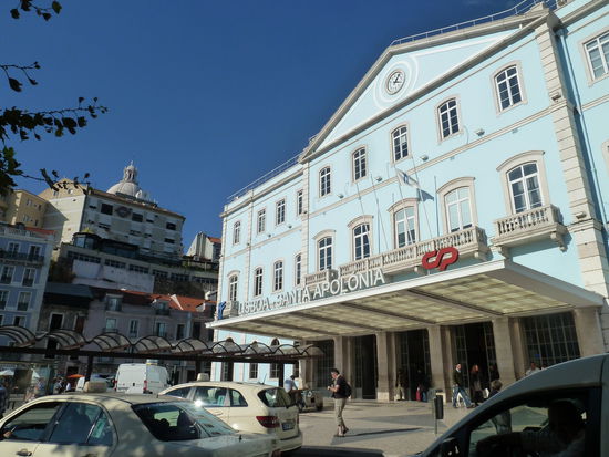 Der Bahnhof Santa Apolonia liegt direkt am Kai für Kreuzfahrtschiffe