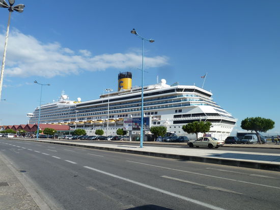 Fast an jedem Tag wechselt das vor Anker liegende Kreuzfahrtschiff - die Touristen machen wohl Lissabon im Schnelldurchgang