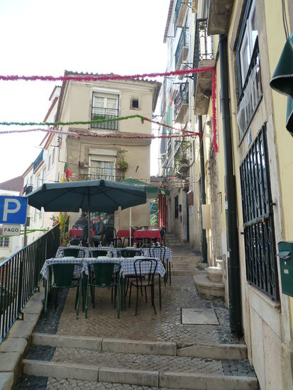 Straßenrestaurant in der Rua dos Remedios