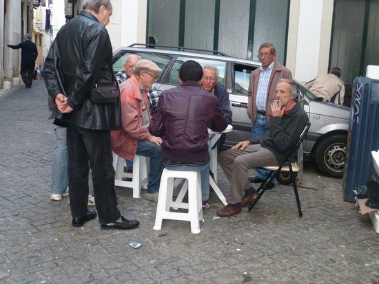 in der Alfama selbst findet man dann die älteren (männlichen) Semester auf kleinen Plätzen beim Kartenspielen