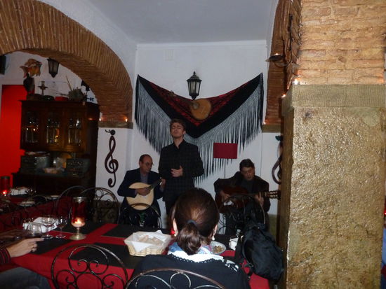 neben dem jungen Mann singt im Laufe des Abends auch der Chef