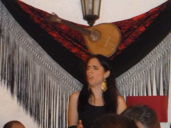 Abwechselung bieten auch zwei Sängerinnen