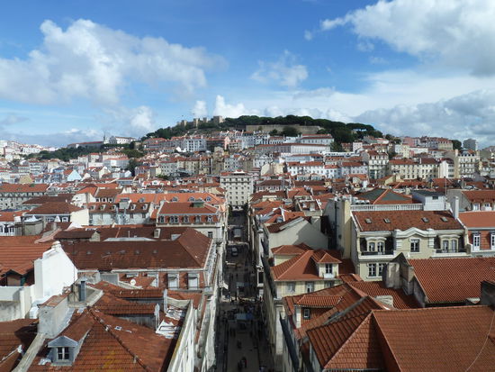 Blick auf das Castelo Sao Jorge vom Elevador de Santa Justa