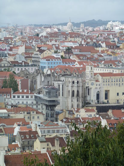 Elevador de Santa Julia und die Ruinen der Igreja do Carmo