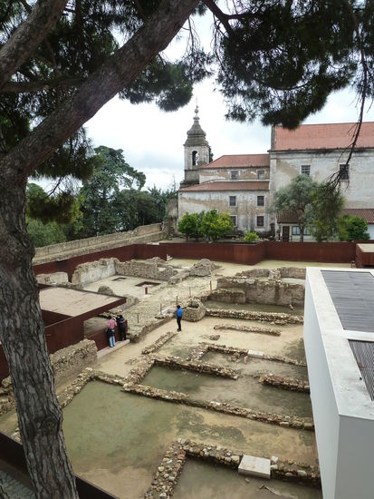 die im Hintergrund liegende Kirche mit Türmen gehört zum Ortsteil Alfama