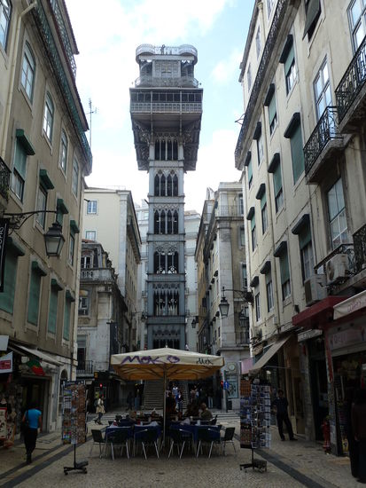 entworfen vom Eiffelturm-Erbauer Gustave Eiffel, erbaut von seinem Schüler R. Mesnier de Poussard  im Jahre 1902