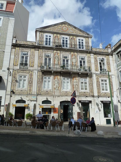 der Kachelschmuck dieses Hauses von 1864 zeigt Allegorien - Wissenschaft, Handel, Landwirtschaft und Industrie