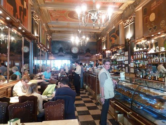 wir müssen hier neben einem Snack und Espresso auch den Ginja (Spezialität Lissabons) probieren. - etwas überteuerte, aber stilvolle Pause bei der anstrengenden Stadttour.