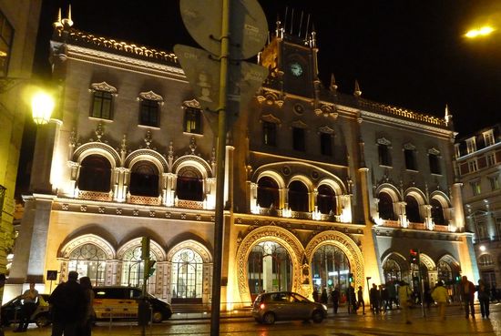 Am Vorabend haben wir schon einmal nachgesehen; im Bahnhof Rossio starten die Züge nach Sintra etwa alle 15 Minuten.