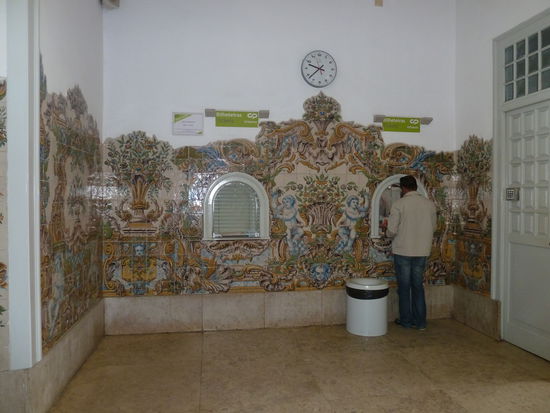 Wir müssen mit unserer Lissabon-Card zwar keine Tickets lösen, aber 'festhalten' muß ich aber den von herrlichen Azulejos umrahmten Ticketschalter trotzdem.