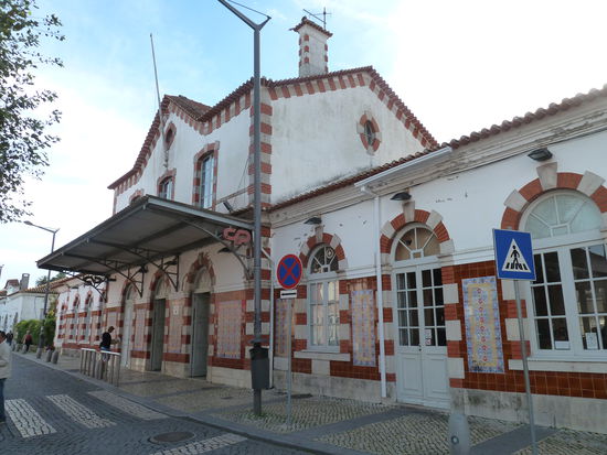 Nach 3/4-stündiger Fahrt durch die überall auf der Welt recht häßllichen Vorstädte müssen wir noch ein wenig laufen, um in die Altstadt zu kommen, in dessen Mitte der Palàcio da Sintra liegt. 
Der Vorstadtbahnhof hat ebenfalls hübsche Kacheln umrahmt von Ziegelsteinmauerwerk. (Patrick hat in seinem Bericht eine ganze Reihe davon  festgehalten)