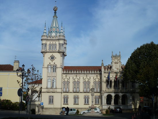 vorbei am Rathaus der Stadt,