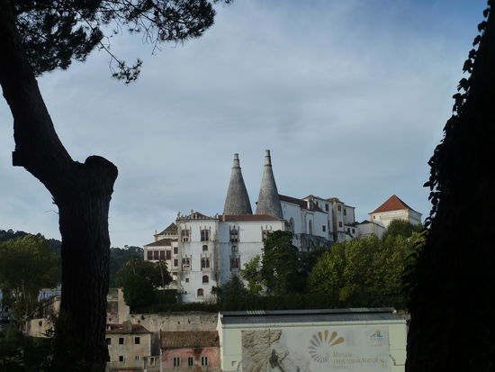 immmer wieder mit Blick auf die konischen Küchenschornsteine des Palastes