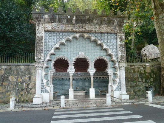 vorbei an einem öffentlichen Brunnen -  Fonte Mourisca -  mit mozarabischen Bögen