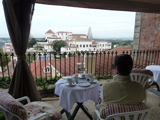 auf der Terrasse des Dom Lopo (Club de Cha) - wir bekommen sogar Azoren-Tee (als Erinnerung an unsere Frühjahrsreise)
