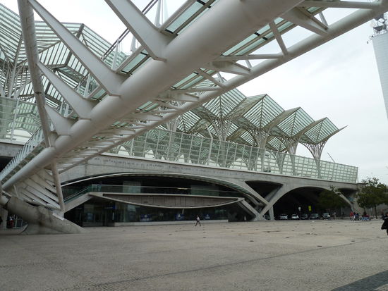 Der Bahnhof Oriente wurde von Santiago Calatrava entworfen und 
gilt als architektonisches Meisterwerk mit seinen verwundenen konstruktiven Elementen aus Metallstreben, Pfeilern und Glasflächen.