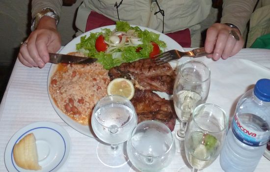 In Lissabon häufig: der kleine Käse ist hier mit Brot und Oliven das Gedeck zu Beginn des Essens