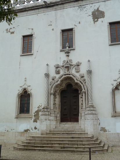 Das manuelinische Portal wurde nach einem Gemälde aus dem 16. Jh. gemeißelt - überhaupt sind die Details des Gebäudes im für uns neuen manuelinischen Stil gestaltet.