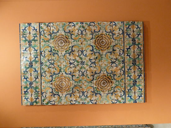 Im 17. Jh. waren die Kirchenwände  häufig vollständig mit Fliesen ausgestaltet - Hierzu nutzte man sich wiederholdende Muster von 2x2, 4x4, 6x6 oder 12x12 Kacheln, die einen Teppich mit Friesen oder Rahmungen darstellten. -