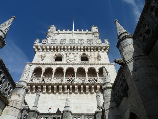 Doppelbogenfenster und eine aus sieben Bögen geformte flussseitige Loggia weisen venezianische Züge auf.
