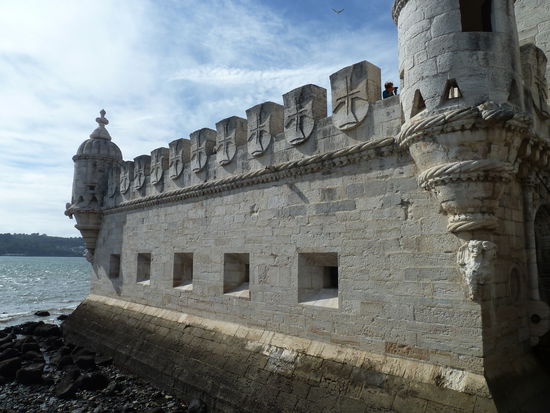 aus aneinandergereihten Wappen bestehende Zinnen - Schießscharten -  steinerne Taue sind an nahezu allen Gebäudeteilen als weitere unverkennbare Elemente der manuelinischen Ornamentik erkennbar.