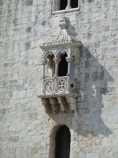 mit Christusritterkreuzen verzierter kleiner Balkon - mauelinisches Stilelement