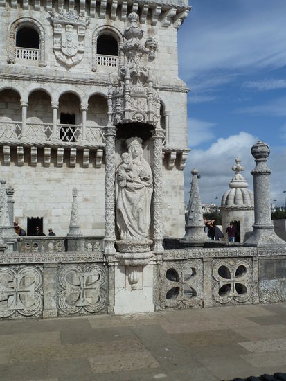 gotische Marienstatue "Nossa Senhora do Born Sucesso" (Unsere Mutter des guten Erfolgs) unter einem Baldachin