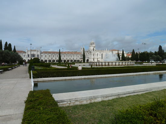 Das insgesamt 300m breite imposante Gebäude liegt unmittelbar vor einem Park am Ufer des Tejo