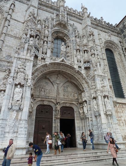 Die tejoseitige Südfassade der Igreia de Santa Maria wird vom Südportal mit seinem reichhaltigen manuelinischem Dekor dominiert. - Architekt Joao de Castilho