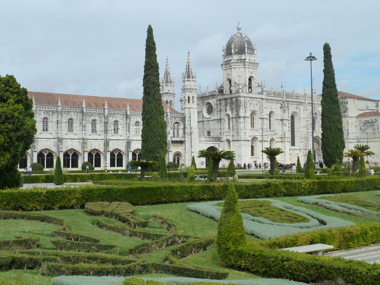 Der achteckige Kuppelturm über dem Westportal wirkt durch die Verzierungen und die Weiterführung der acht Eckpfeiler in Spitztürme nicht so massiv.