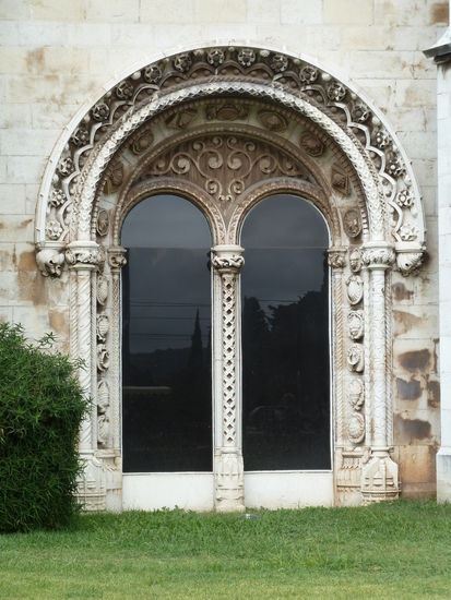 klare, zurückhaltende manuelinische Stilelemente in den Fensteröffnungen