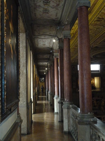 man kann in der oberen Galerie, von der die königliche Familie ihre Lusitanos in der Pferdearena beobachtete, die Reithalle einmal umrunden