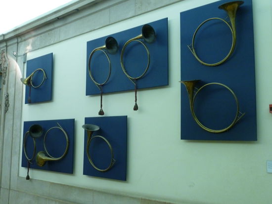 Im Treppenabgang sind dann noch die -wie nennt man sie - Hörner? der Kutscher ausgestellt.