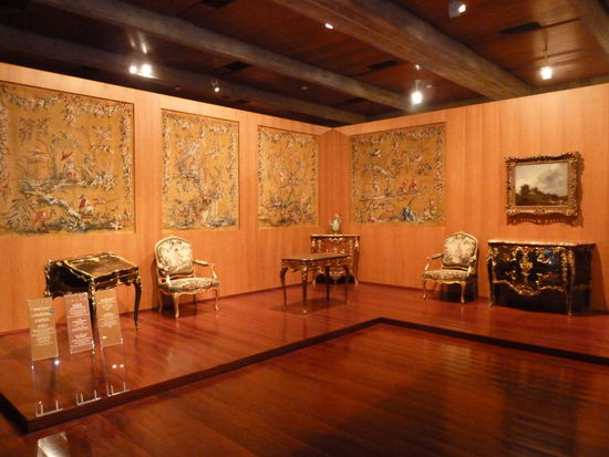 Möbel und vieles mehr.