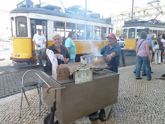 Die Haltestelle der Tram scheint ein strategisch günstiger Verkaufsplatz zu sein.