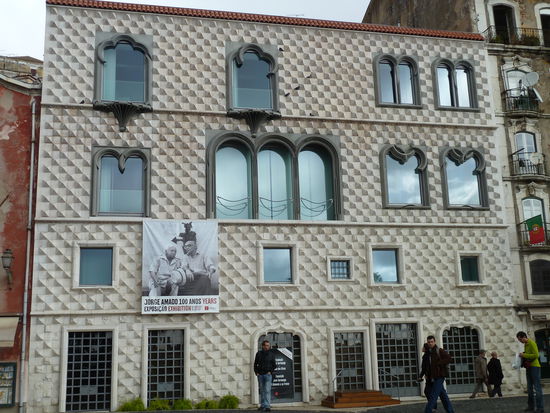 interessantes Gebäude am Terreiro do Paço - hier die Casa dos Bicos mit rautenförmigen Steinen - genannt Diamantquader -  verkleidet (Renaissance-Stil aus dem 16.Jh.)