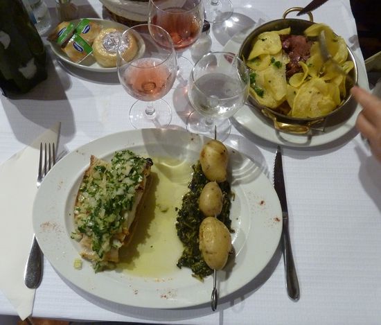 für mich gibt es natürlich wieder bacalhau - auch der Vorspeisenkäse ist lecker, aber wir nehmen ihn als Nachspeise