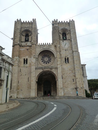 Die mächtige romanische Hauptfassade erklärt sich aus der damals latent vorhandenen Angst vor islamischen Vergeltungsschlägen nach der Eroberung Lissabons durch die Christen.