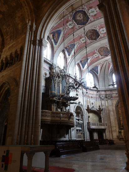 Die Deckenbemalungen und Ausschmückungen im Altarbereich wie auch die Orgeln stammen aus der Epoche des Barock.