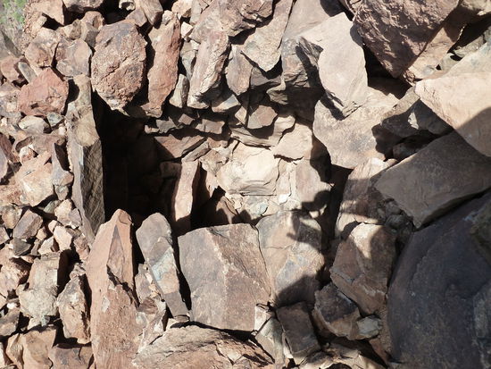 Das Königsgrab
"Königsgrab" wird von den Einheimischen dieser Grabhügel genannt, der auf dem Friedhof eine zentrale und hervorstechende Stellung einnimmt. So wie es seit etwa sechs Generationen überliefert wird, wird dieses Grab an einem bestimmten Tag im Jahr von den ersten Sonnenstrahlen erleuchtet.
Altertum und Astrologie
Das von den Ortsansässigen beschriebene Phänomen mit den Sonnenstrahlen ist wissenschaftlich nachgewiesen worden und es findet an der Tag-und Nacht-Gleiche im Herbst statt. Außerdem ist an diesem Tag vom gleichen Ort aus ein sonderbares astronomisches Ereignis zu beobachten: ein doppelter Sonnenaufgang. Die Sonne geht dann zweimal hinter der uns hier gegenüberliegenden Felswand von Amurga auf.