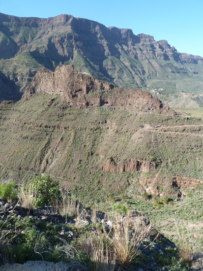 mitten im Tal gelegener Felsen mit Höhlen und bizarren Basaltsäulen:
die Fortaleza