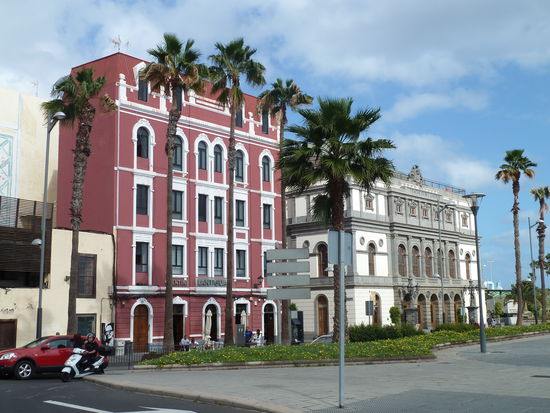 Lange Zeit markierte der Barranco de Guiniguada die natürliche Grenze zwischen den Stadtteilen Vegueta und Triana. 1972 aber wurde das Flusstal mit einer vierspurigen Schnellstraße überbaut. Diese neue Verkehrsführung zerstörte den ursprünglichen Charakter des historischen Stadtkerns und man beschloss daher, sie durch das Projekt &gt;Recuperaciön del Barranco Guiniguada&lt; rückgängig zu machen.